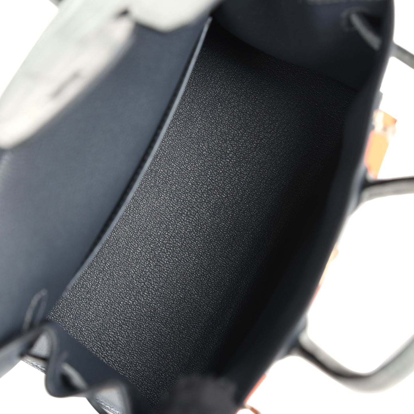 Close-up of Gris Misty Epsom body and window panes